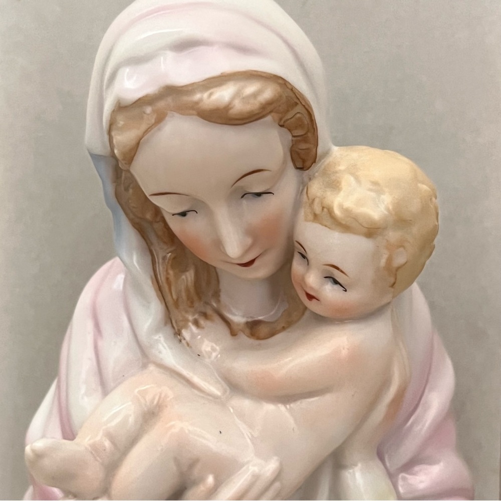 Virgin Mary & Child Statue - Picture 2 of 13